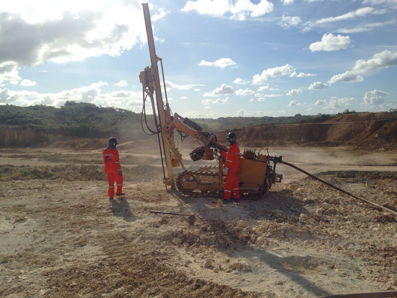 Obra de construção civil com equipamento JCB