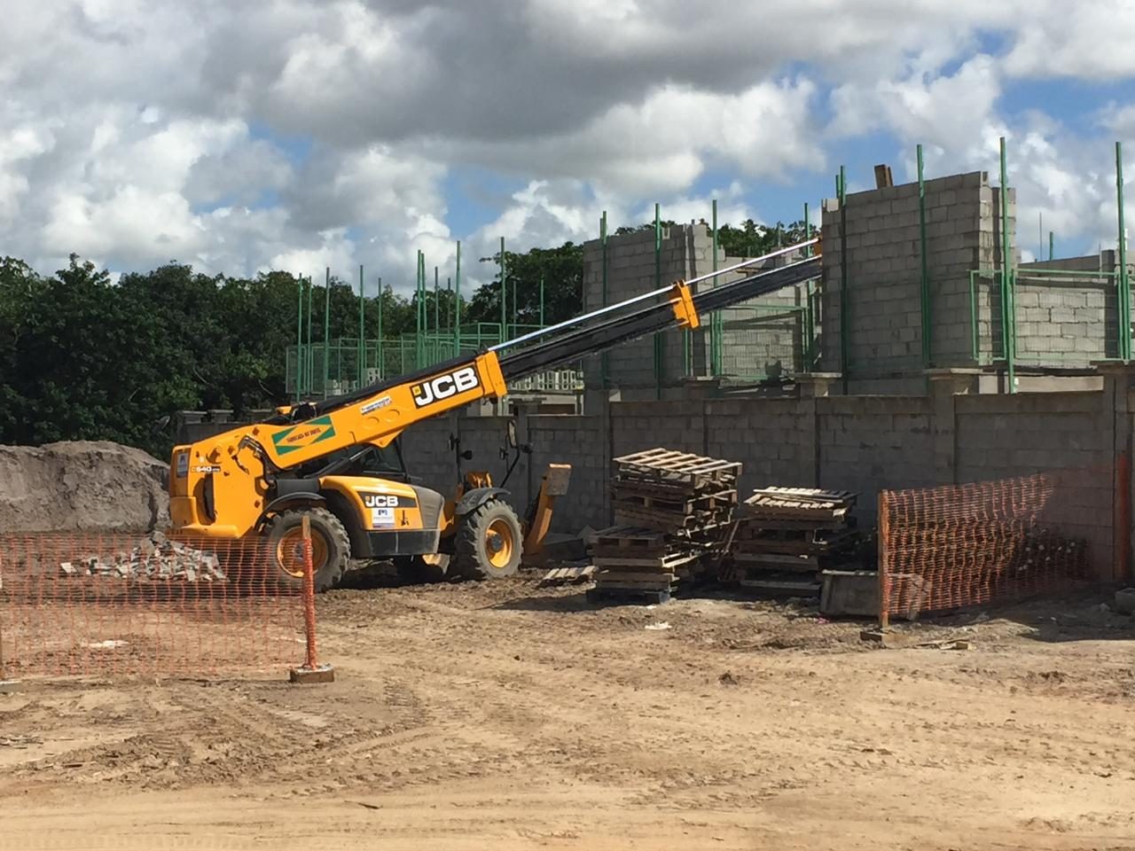 Máquina JCB em canteiro de obras